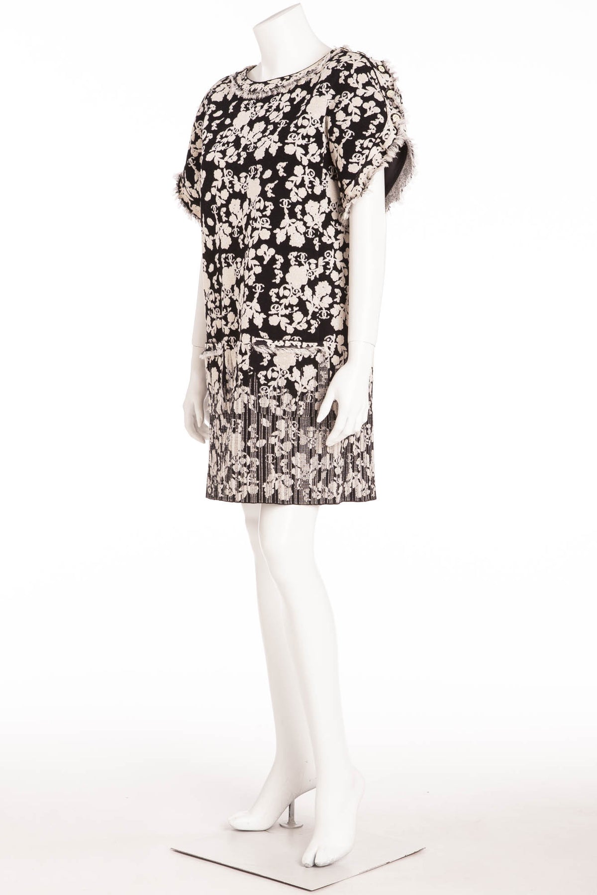 Chanel - White & Black Short Sleeve Floral Patterned Dress - FR 40 LUXHAVE Chanel - White & Black Short Sleeve Floral Patterned Dress - FR 40 LUXHAVE